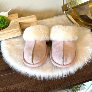 UGG girls Cozy ll Light Pink Slippers Size 2